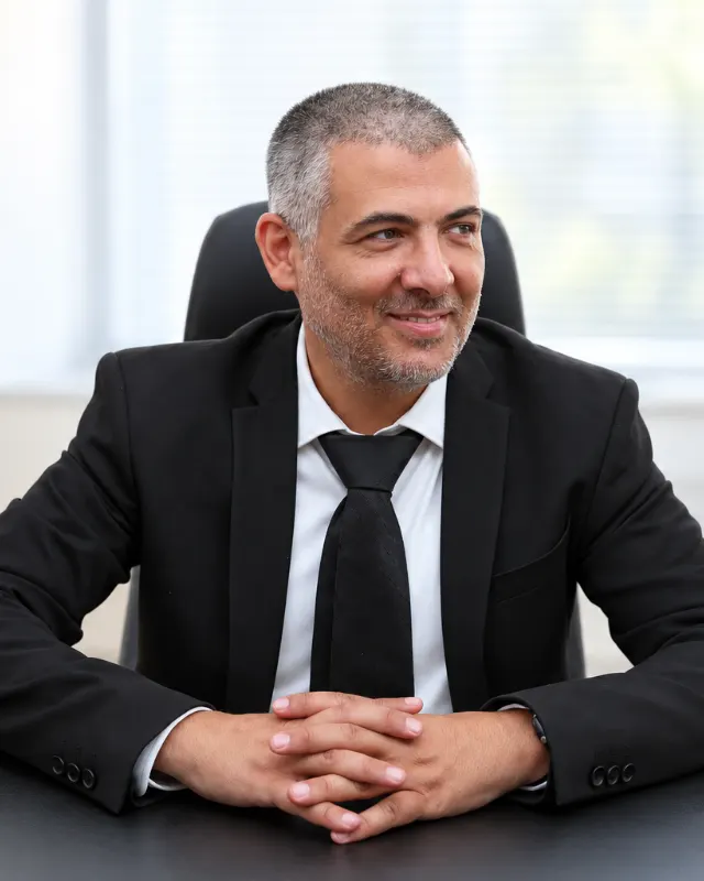 עו"ד ירון שוקר